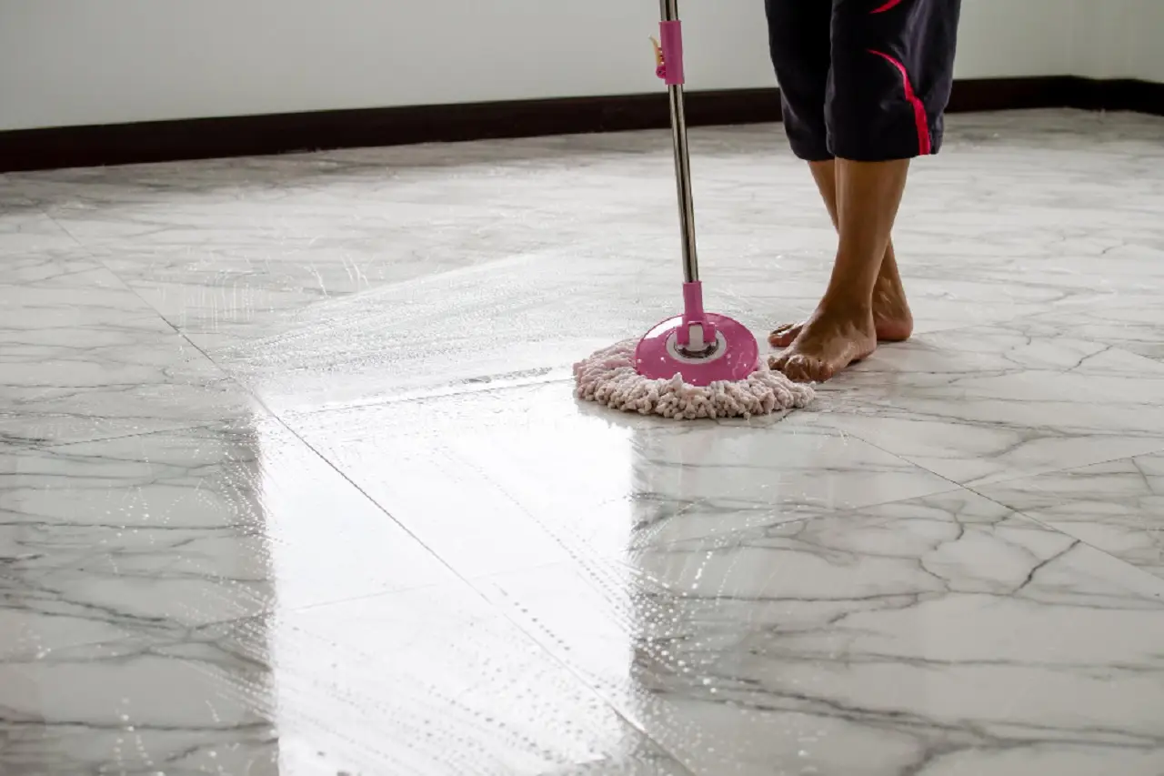 Pavimento sempre sporco? Ecco la miscela segreta che lo pulisce perfettamente in metà tempo