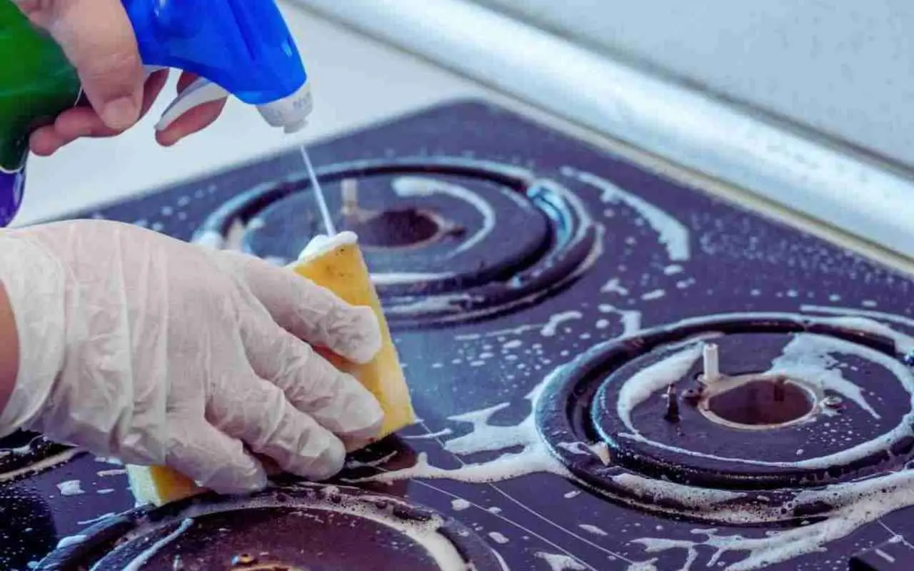 Il trucco definitivo per pulire i bruciatori della cucina e farli tornare come nuovi