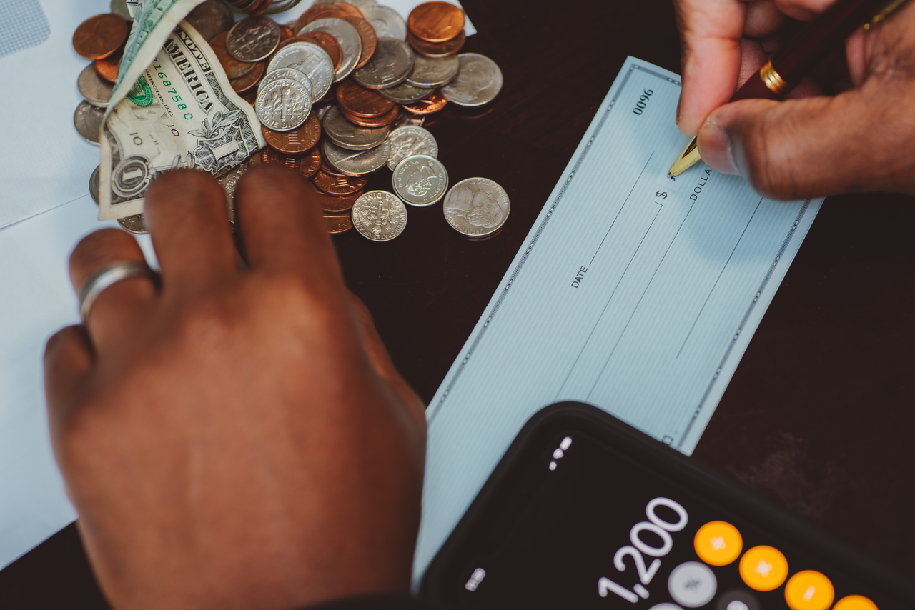 Tenere i soldi sul conto corrente è un errore: ecco dove metterli per proteggerli dall’inflazione